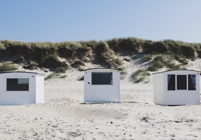 Kleine Häuschen am Strand in Dänemark